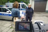 Zdjęcie kolorowe, przedstawiające policjantkę oraz reporterkę Radia 90.