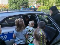 Zdjęcie przedstawiające dzieci i policjantów biorących udział w festynie bezpieczeństwa.