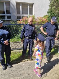 Zdjęcie przedstawiające dzieci i policjantów biorących udział w festynie bezpieczeństwa.