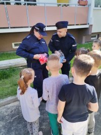 Zdjęcie przedstawiające dzieci i policjantów biorących udział w festynie bezpieczeństwa.