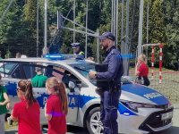 Zdjęcie przedstawiające dzieci oraz policjanta na spotakniu.