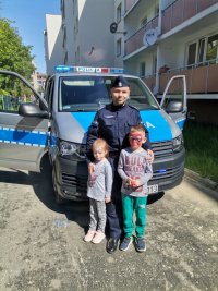 Zdjęcie przedstawiające policjanta z dziećmi.