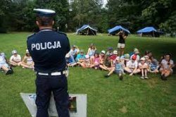 Zdjęcie przedstawiające policjanta oraz dzieci biorące udział w spotkaniu profilaktycznym.