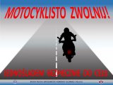 Zdjęcie przedstawiające plakat na którym widnieje motocyklista.