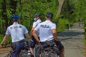 Zdjęcie przedstawiające policjantów na rowerach.