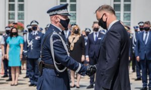 Zdjęcie przedstawiające osoby uczestniczące w obchodach Święta Policji.