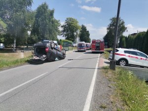 Zdjęcie kolorowe, przedstawiające miejsce zdarzenia drogowego.