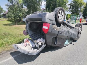 Zdjęcie kolorowe, przedstawiające uszkodzony pojazd tucson.