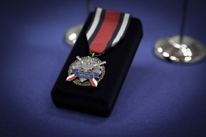 Zdjęcie przedstawiające medal za &quot;Zasługi dla Policji&quot;