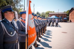 Zdjęcie przedstawiające policjantów oraz poczty sztandarowe.