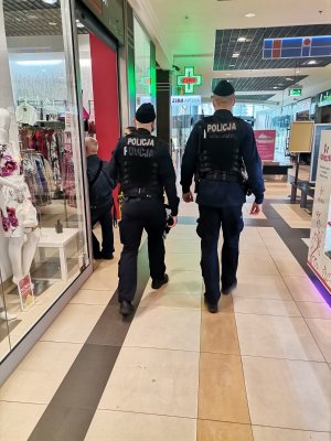 Zdjęcie przedstawiające policjantów w galerii.