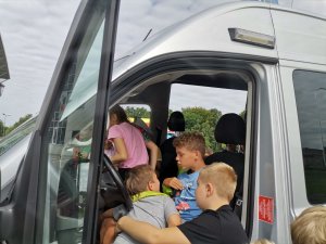 Zdjęcie przedstawiające policjanta oraz dzieci biorące udział w spotkaniu.