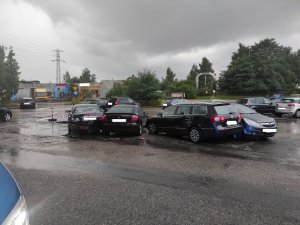 Zdjęcie przedstawiające miejsce zdarzenia drogowego oraz uszkodzone pojazdy.