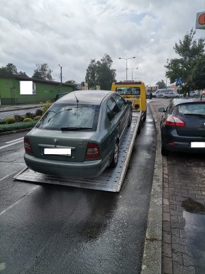 Zdjęcie przedstawiające zabezpieczony samochód.