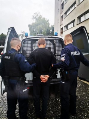 Zdjęcie przedstawiające policjantów oraz osobę zatrzymaną.