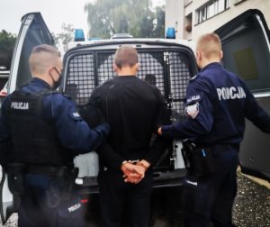 Zdjęcie przedstawiające policjantów oraz zatrzymanego.