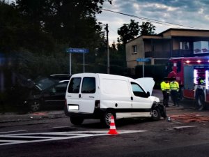 Zdjęcie przedstawiające miejsce wypadku drogowego oraz uszkodzone pojazdy.