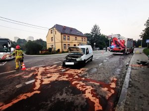 Zdjęcie przedstawiające miejsce wypadku drogowego oraz uszkodzone pojazdy.