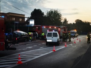 Zdjęcie przedstawiające miejsce wypadku drogowego oraz uszkodzone pojazdy.