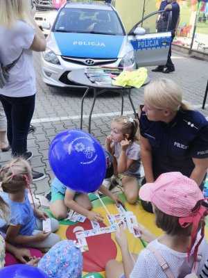Zdjęcie przedstawiające policjantkę oraz dzieci.