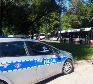 Zdjęcie przedstawiające autobus oraz radiowóz.