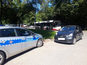 Zdjęcie przedstawiające uszkodzony samochód oraz autobus.