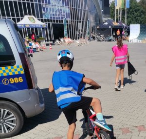 Zdjęcie przedstawiające uczestników festynu.