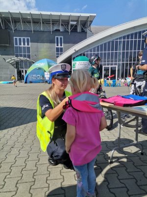 Zdjęcie przedstawiające policjantkę oraz uczestników festynu.