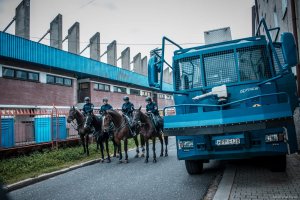 Zdjęcie przedstawiające armatkę wodną na zabezpieczeniu meczu w Jastrzębiu-Zdroju