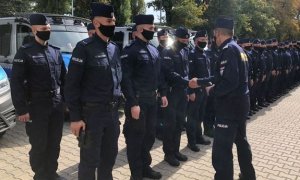 Zdjęcie przedstawiające policjantów przed wyjazdem na Litwę.