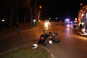 Zdjęcie przedstawiające miejsce zdarzenia drogowego, gdzie widać uszkodzony motocykl.