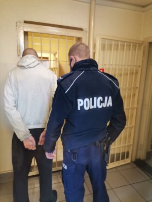 Zdjęcie przedstawiające policjanta oraz osobę zatrzymaną.