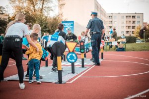 Zdjęcie przedstawiające dzieci oraz policjanta.