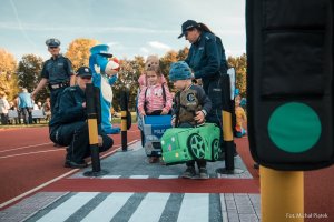 Zdjęcie przedstawiające policjantów oraz dzieci.