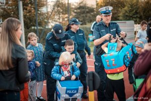 Zdjęcie przedstawiające  policjantów oraz dzieci.