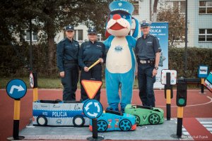 Zdjęcie przedstawiające policjantów oraz Sznupka.