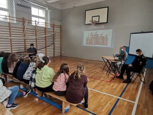 Zdjęcie przedstawiające policjantkę, oraz osoby uczestniczące w spotkaniu.