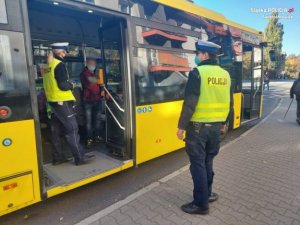 Zdjęcie przedstawiające policjantów ruchu drogowego w trakcie kontroli autobusu.