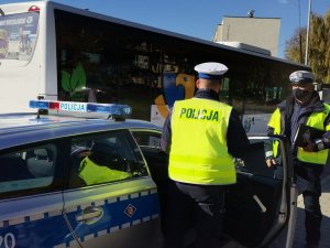 Zdjęcie przedstawiające policjanta w trakcie kontroli.