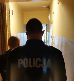 Zdjęcie kolorowe, przedstawiające policjanta oraz zatrzymanego.