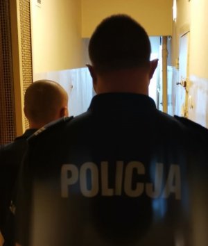 Zdjęcie policjanta oraz zatrzymanego.