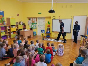 Zdjęcie przedstawiające policjantów w trakcie pogadanki.