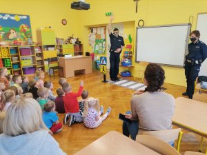 Zdjęcie przedstawiające policjantów i dzieci w trakcie spotkania.