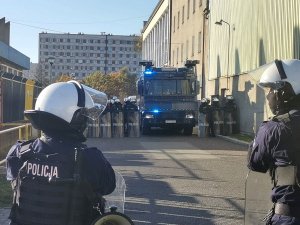 Zdjęcie kolorowe, przedstawiające policjantów w trakcie zabezpieczenia.