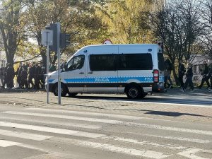 Zdjęcie kolorowe, przedstawiające przemarsz kibiców.