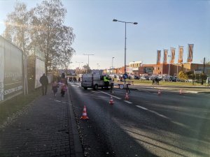 Zdjęcie przedstawiające policjanta ruchu drogowego oraz dzielnicowego pełniącego służbę w rejonie cmentarza.