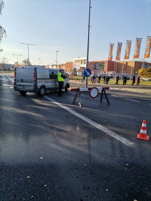 Zdjęcie przedstawiające policjanta ruchu drogowego oraz dzielnicowego pełniącego służbę w rejonie cmentarza.