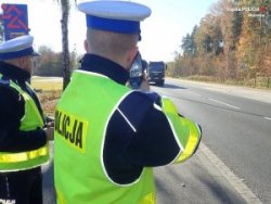 Zdjęcie przedstawiające policjantów ruchu drogowego.