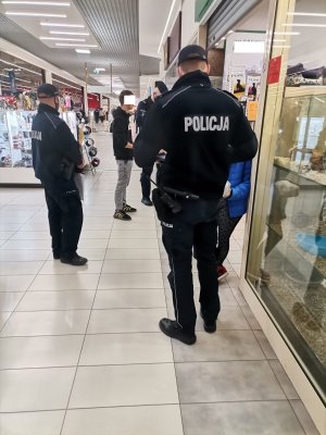 Zdjęcie policjantów.