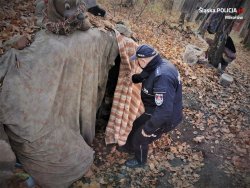 Zdjęcie przedstawiające policjanta sprawdzającego miejsca przebywania osób bezdomnych.